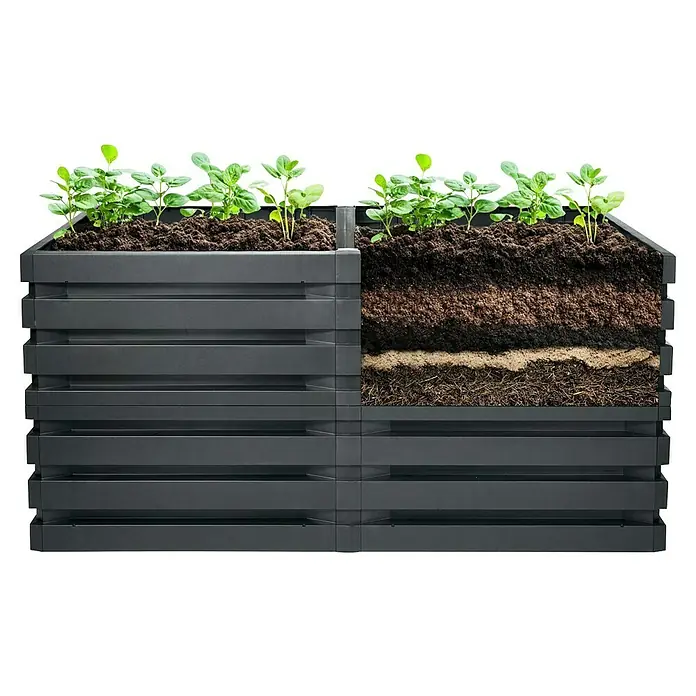 4rain Regenspeicher Slim - 350 l, Dunklegrün, 1 Stk. - Dunkelgraues modulares Hochbeet mit jungen Pflanzen; eine Seite zeigt einen Querschnitt der Bodenschichten.