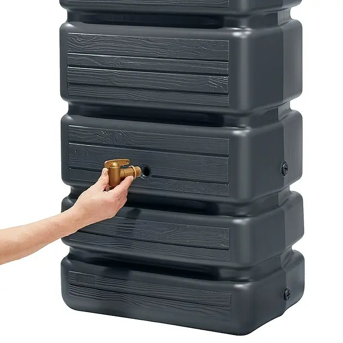 4rain Regenspeicher Slim Wood - 350 l, Graphitgrau, 1 Stk. - Regentonne in Anthrazit mit Holzstruktur und goldenem Wasserhahn, der von einer Hand bedient wird. Praktische Wasserversorgung für den Garten.