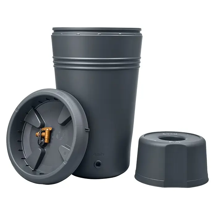 4rain Regenspeicher Azura - 120 l, Graphitgrau - Dunkelgrauer Regenwassertank aus Kunststoff mit Messinghahn am Deckel und separatem Sockel zur Wassersammlung.