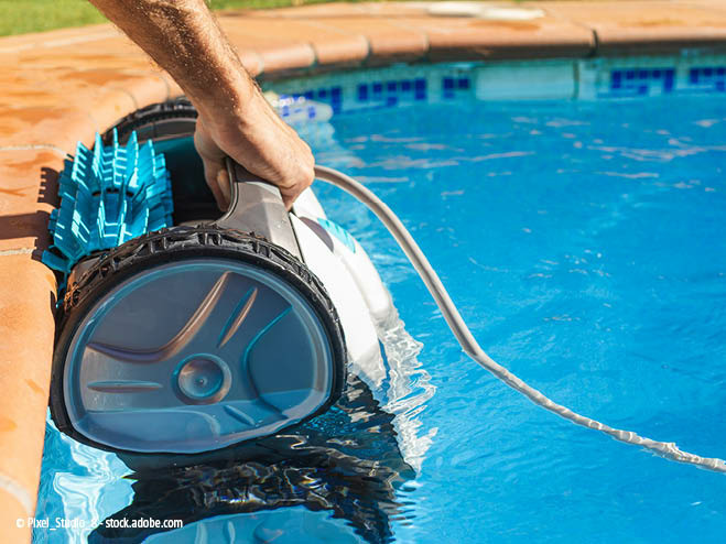 Poolroboter wird zur Reinigung in den Pool gegeben