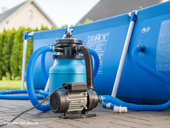 Sandfilteranlage steht angeschlossen vor dem Gartenpool