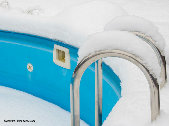 Gartenpool mit Schnee bedeckt, kaum Wasser eingefüllt
