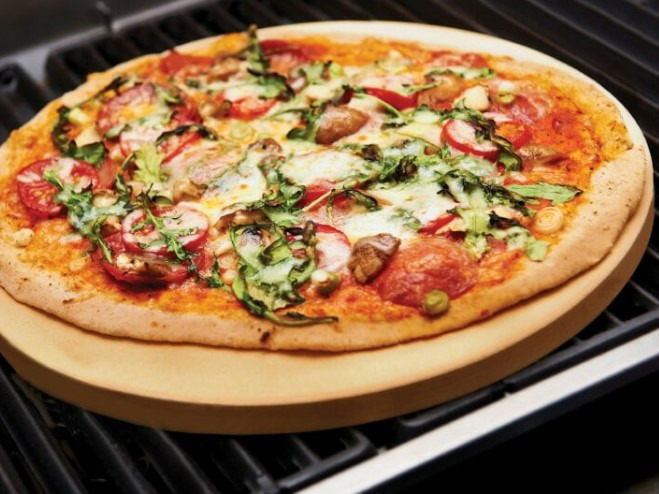 Pečenje pizze na kamenu
