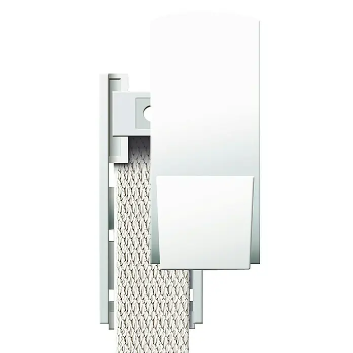 Schellenberg Duo Plus Guía para correa de persiana - L x An x Al: 8,5 x 2,5 x 3,8 cm, Apto para: Maxi sistemas de persianas enrollables, Blanco - Primer plano de un sistema de persiana enrollable blanca con lamas de tela y un panel blanco a juego para cubrir la mecánica.