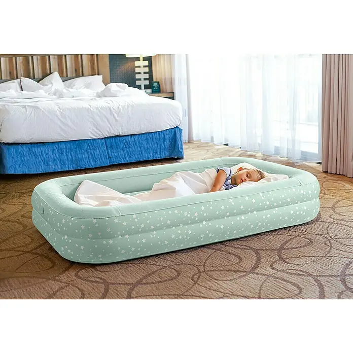 Intex Luftbett Reisebett für Kinder - L x B x H: 168 x 107 x 25 cm, Hellblau, Sicherheitsventil - Kind schläft auf einer mintfarbenen Luftmatratze mit Sternenmuster in einem Hotelzimmer.