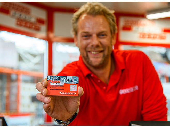 medewerker-toont-plus-card