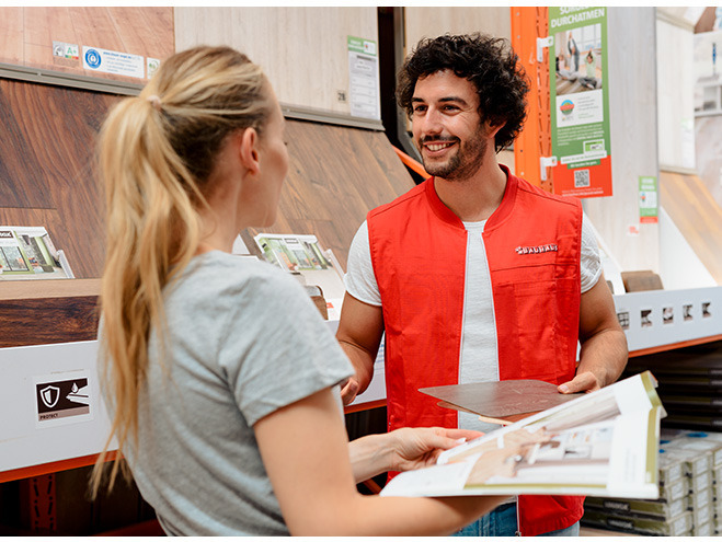 medewerker-bauhaus-helpt-klant-in-bouwmarkt