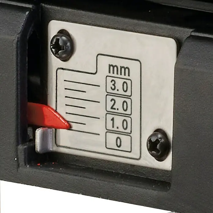 Einhell Expert Hobelmaschine TE-SP 330 - 1.800 W, Hobelbreite: 330 mm - Nahaufnahme einer Millimeterskala mit rotem Messschieber an einem technischen Gerät.