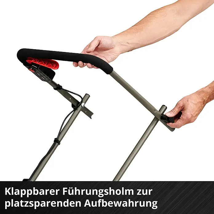 Einhell Power X-Change 18V Akku-Vertikutierer-Lüfter GC-SC 18/28 DS LI - Anzahl Akkus: Ohne Akku, 18 V, Arbeitsbreite: 28 mm - Person klappt einen grauen, gepolsterten Griff eines Gartengeräts zur platzsparenden Aufbewahrung.