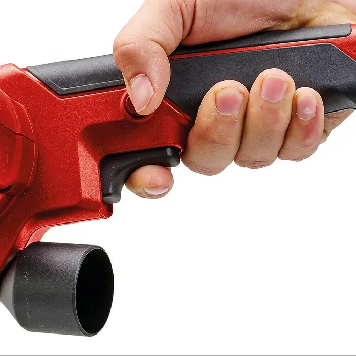 Einhell Expert Elektro-Bandschleifmaschine TC-BF 500 E - 500 W - Detailansicht einer Hand, die einen roten Power-Tool-Griff hält und den Auslöser betätigt. Fokus auf Ergonomie und Bedienkomfort.