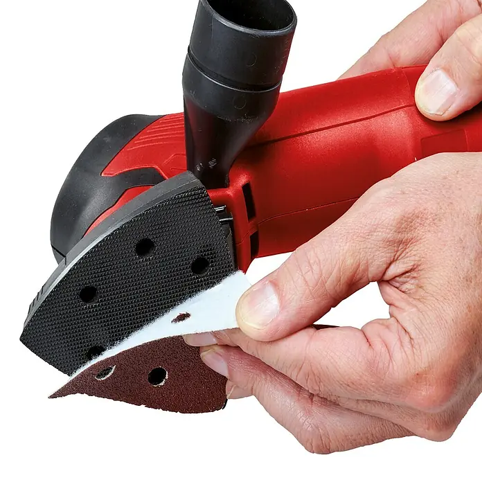 Einhell Expert Elektro-Deltaschleifer TC-DS 20 E - 200 W, 12.000 U/min - 22.000 U/min, Länge Schleifplatte: 90 mm - Schleifpapierwechsel an einem roten Schwingschleifer mit Staubabsaugung für präzises Schleifen.