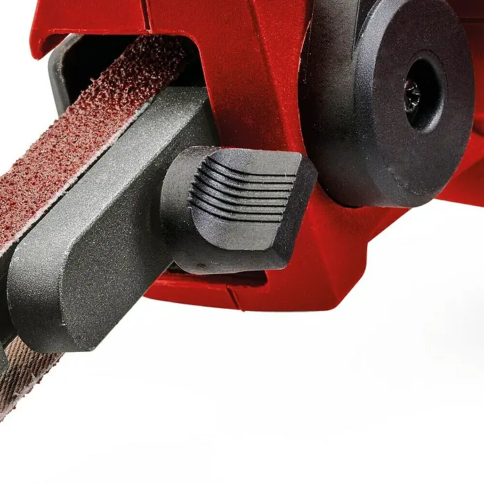 Einhell Expert Elektro-Bandschleifmaschine TC-BF 500 E - 500 W - Detailaufnahme eines roten Bandschleifers, der die Schleifbandspannung zeigt.\n
