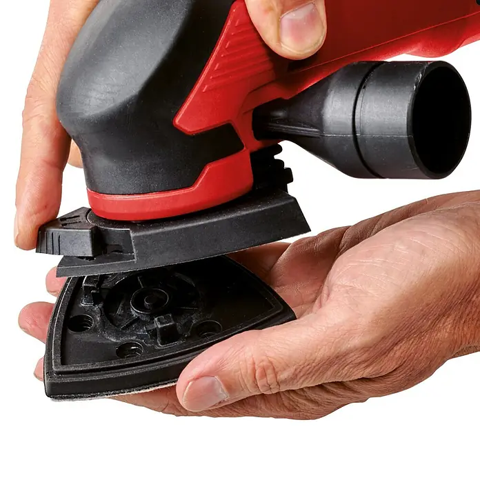 Einhell Expert Elektro-Deltaschleifer TC-DS 20 E - 200 W, 12.000 U/min - 22.000 U/min, Länge Schleifplatte: 90 mm - Das Bild zeigt einen Detailaufnahme eines roten Dreieckschleifers, der von Händen gehalten wird.