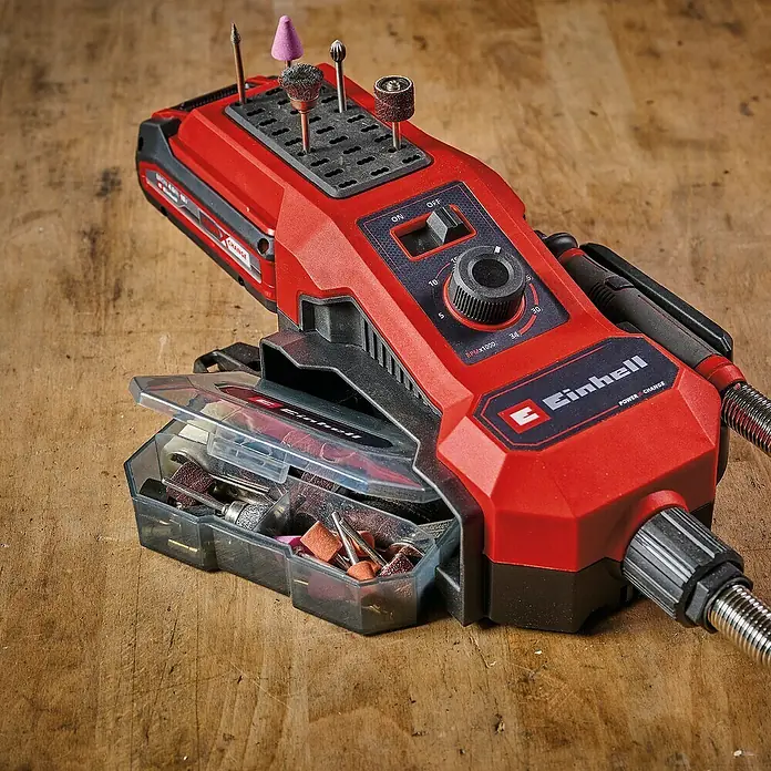 Einhell Power X-Change 18V Schleif- & Gravurwerkzeug TE-MT 18/34 Li-Solo - Ohne Akku, 5.000 U/min - 34.000 U/min - Einhell Akku-Multifunktionswerkzeug mit Zubehör auf einer Werkbank, ideal für Schleif-, Polier- und Gravurarbeiten.