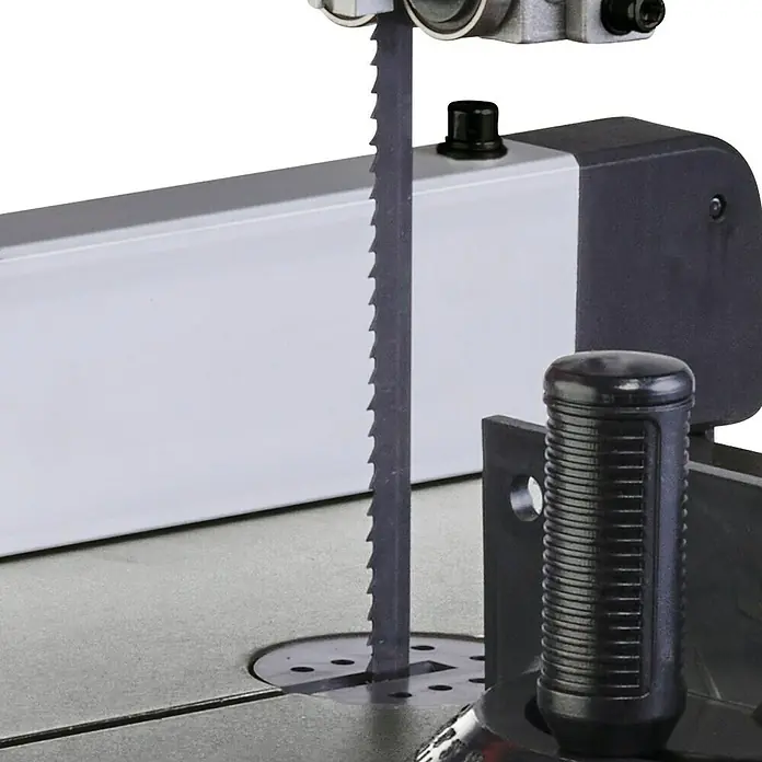 Einhell Expert Bandsäge TC-SB 245 L - 400 W, Leerlaufdrehzahl: 1.450 U/min, Sägebandlänge: 1.712 mm - Nahaufnahme einer Bandsäge, die ein scharfes Sägeblatt für präzise Schnitte zeigt.