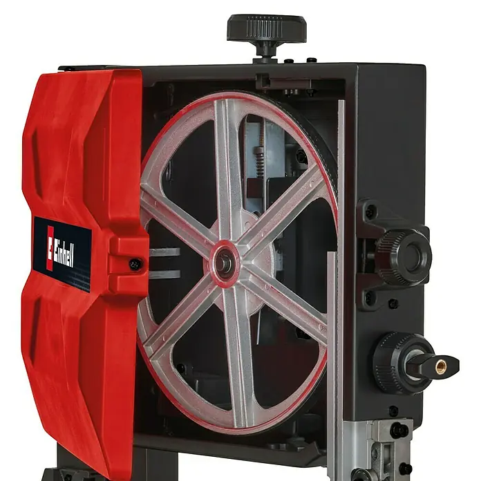 Einhell Expert Bandsäge TC-SB 245 L - 400 W, Leerlaufdrehzahl: 1.450 U/min, Sägebandlänge: 1.712 mm - Nahaufnahme einer Einhell Bandsäge, die ein silbernes Rad und eine rote Schutzvorrichtung zeigt.