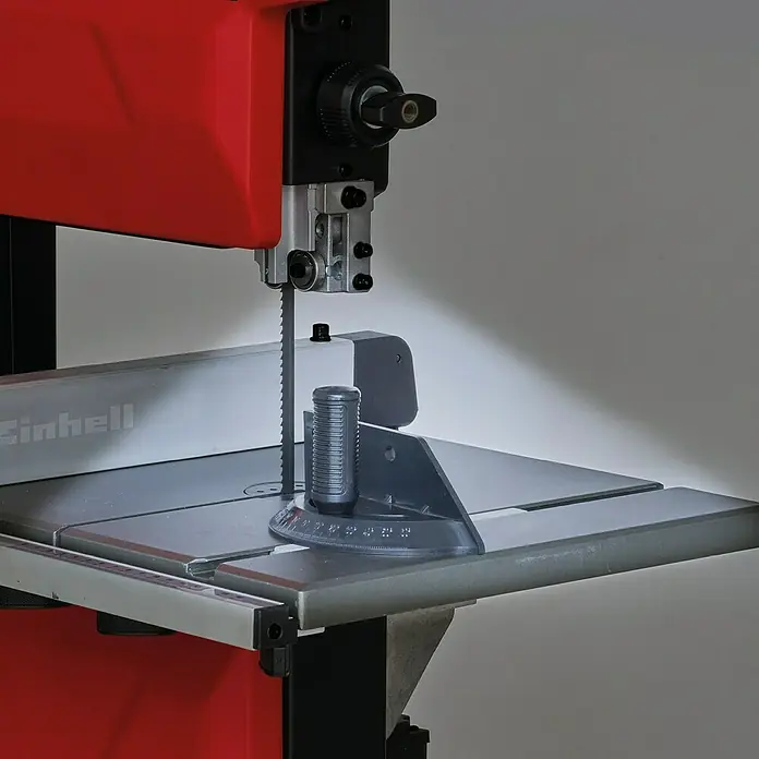Einhell Expert Bandsäge TC-SB 245 L - 400 W, Leerlaufdrehzahl: 1.450 U/min, Sägebandlänge: 1.712 mm - Nahaufnahme einer roten Einhell Bandsäge, die Details des Sägeblatts und des Arbeitstisches hervorhebt.