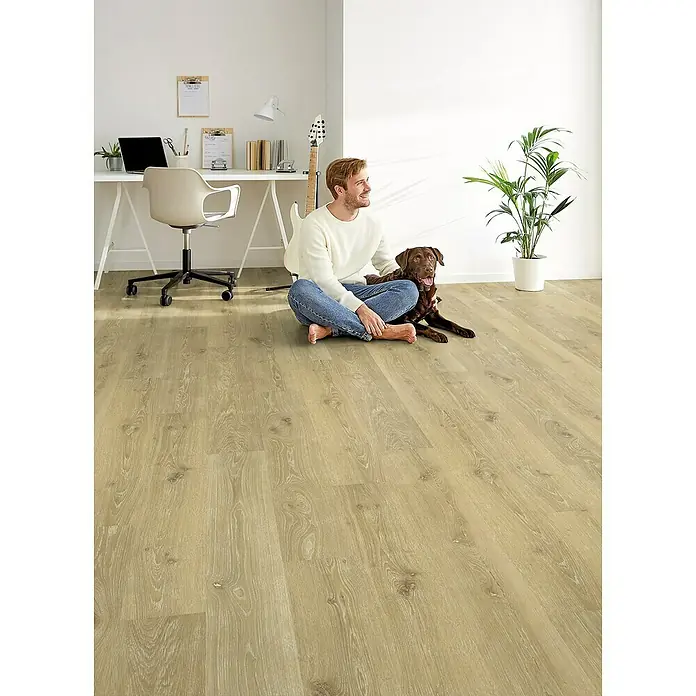 Decolife Designboden Freestyle Access Oak Rustic Washed Grey - 1.220 x 185 x 8,5 mm, Landhausdiele, Oak Rustic Washed Grey - Ein Mann sitzt mit seinem Hund auf einem hellen Holzboden. Der Boden wirkt natürlich und einladend.