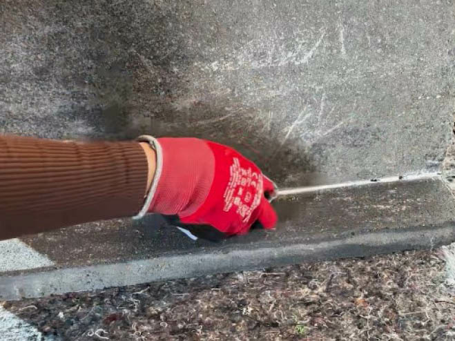 Montagekleber zwischen 2 Steinplatten wird verstrichen