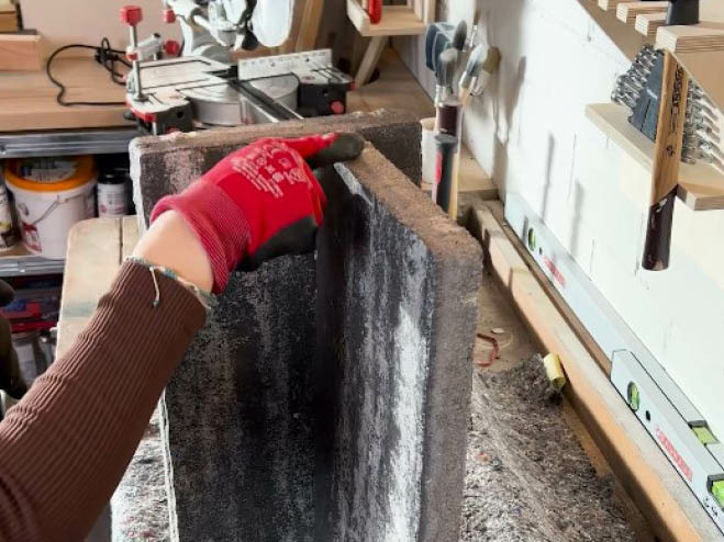 Auf die Oberseite der 2 zusammengeklebten Platten wird erneut Montagekleber aufgetragen