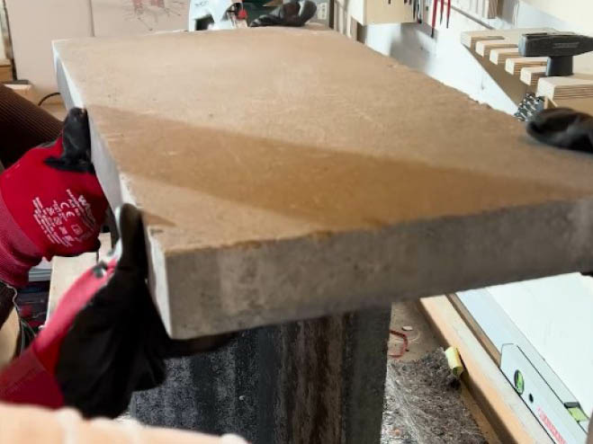 Die Tischplatte wird auf die 2 zusammengeklebten Steinplatten gelegt