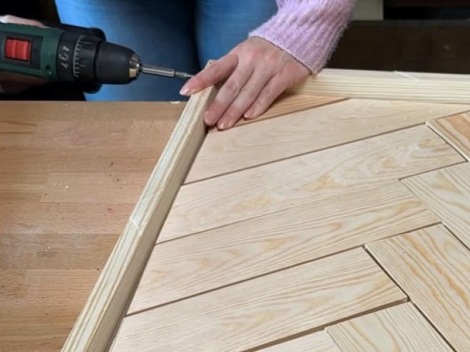 Am Rand vom DIY Frühstückstablett werden mit einem Akkuschrauber Leisten fixiert