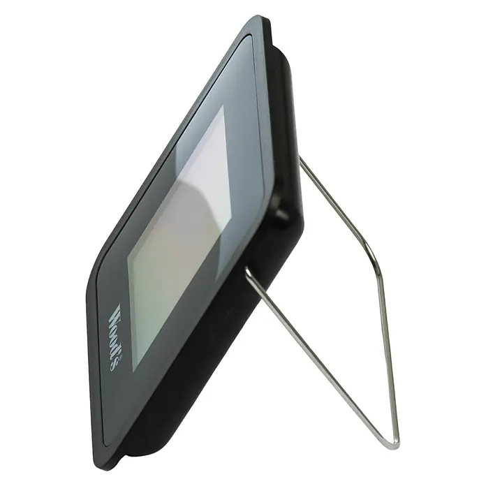 Woods Thermo-Hygrometer - Breite: 1,4 cm, Schwarz - Schwarzes Digitaldisplay mit silbernem Drahtständer, zum Betrachten angewinkelt.