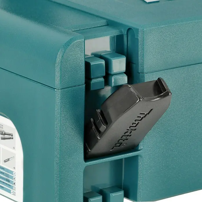 Makita Werkzeugkoffer E-08713 - 120 -tlg. - Nahaufnahme eines blauen Makita Werkzeugkoffers mit einem schwarzen Verschluss.