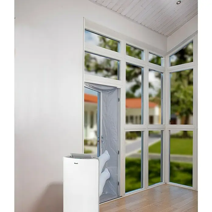 Woods Türdichtung Thermo-Plus für mobile Klimageräte von Woods - Silber - Weißes, mobiles Klimagerät mit Abluftschläuchen, die in eine Fensterabdichtung führen.
