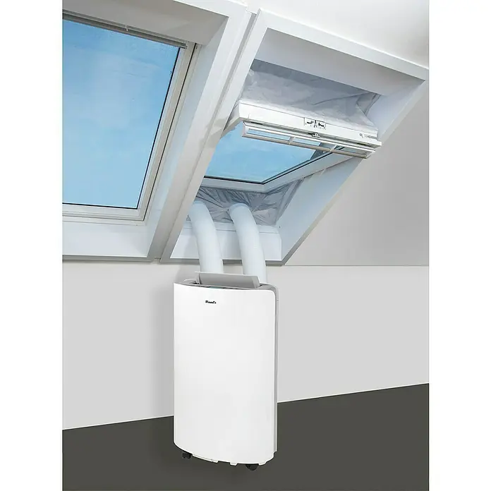 Woods Fensterabdichtung Dachfenster Thermo-Plus für mobile Klimageräte von Woods - Silber, Breite: 38 mm - Weißes mobiles Klimagerät mit zwei Schläuchen, die durch ein Dachfenster in einem Innenraum entlüften.