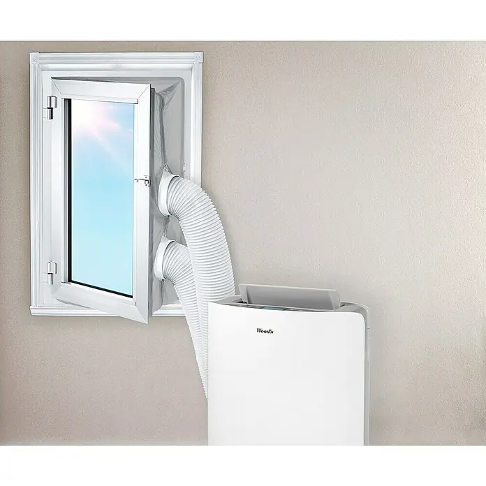 Woods Fensterabdichtung Thermo-Plus für mobile Klimageräte von Woods - Silber, Breite: 38 cm - Weißes mobiles Klimagerät mit zwei Schläuchen und Fensterabdichtung an geöffnetem Fenster.