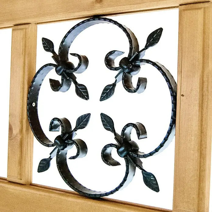 Andrewex Sichtschutzelement Rosette - B x H: 180 x 180 cm, Kiefer Natur - Schmiedeeisen Dekor: Ein dekoratives Element aus Schmiedeeisen mit floralen Akzenten, eingebettet in einen hellen Holzrahmen.