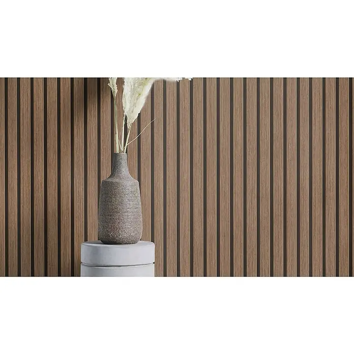 Tesa Rasch Strukturtapete Echo Akustik - Selbstklebend, Braunschwarz, Holzoptik, 6 x 0,53 m - Dekoratives Foto von Holzpaneelen an einer Wand mit einer Vase und weißen Pflanzen auf einem Betonsockel für eine moderne Note.