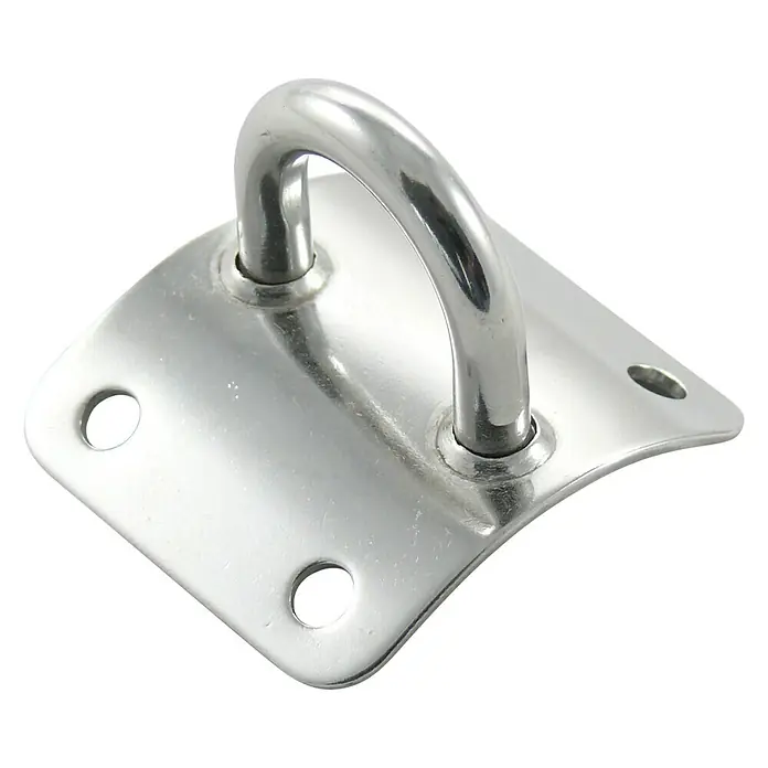 Mastplatte - Gewölbt, L x B: 46,5 x 42 mm, Edelstahl, A2 - Helle Nahaufnahme eines silbernen, quadratischen Deckenhakens zur Befestigung. Der Haken ist aus robustem, glänzendem Material gefertigt.