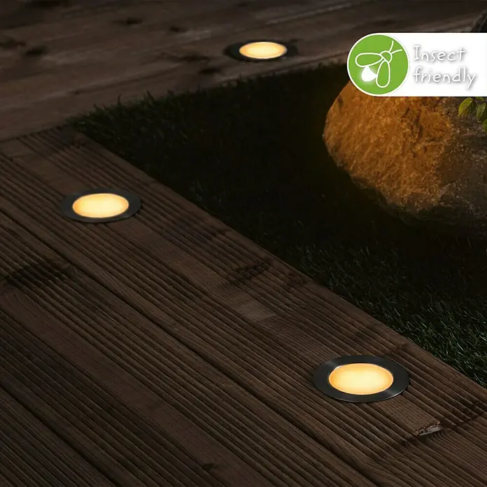 Paulmann Plug & Shine Basis-Set Floor Mini insektenfreundlich - Silber, IP67, Durchmesser: 6,3 cm - Warmweiße Einbaustrahler mit dunklen Rändern in Holzterrasse eingelassen.