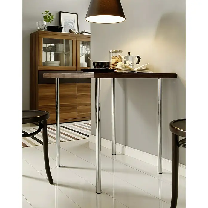 Element System Set de patas de mueble Borgoña - Ø x Al: 3 x 70 cm, Capacidad de carga: 50 kg, Acero, Cromo, 4 ud. - Una elegante mesa de bar con patas cromadas y una encimera oscura es el centro de atención, ideal para cocinas modernas.