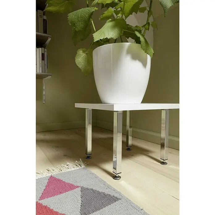 Element System Möbelfuß - 2,5 x 2,5 x 10 cm, Traglast: 30 kg, Stahl, Weiß - Eine Zimmerpflanze in einem weißen Topf steht auf einem kleinen, quadratischen Tisch mit Chrombeinen und ist ein Hingucker im Raum.