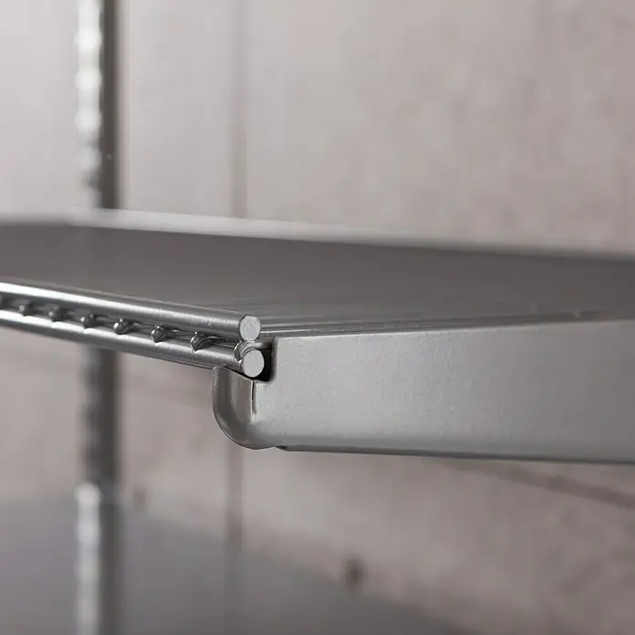 Element System Twin Drahtbodenträger - Länge: 32 cm, Belastbarkeit: 30 kg, Weiß/Aluminium - Detailaufnahme eines silbernen Regalsystems, das Robustheit und Funktionalität für Lager- und Organisationslösungen verspricht.