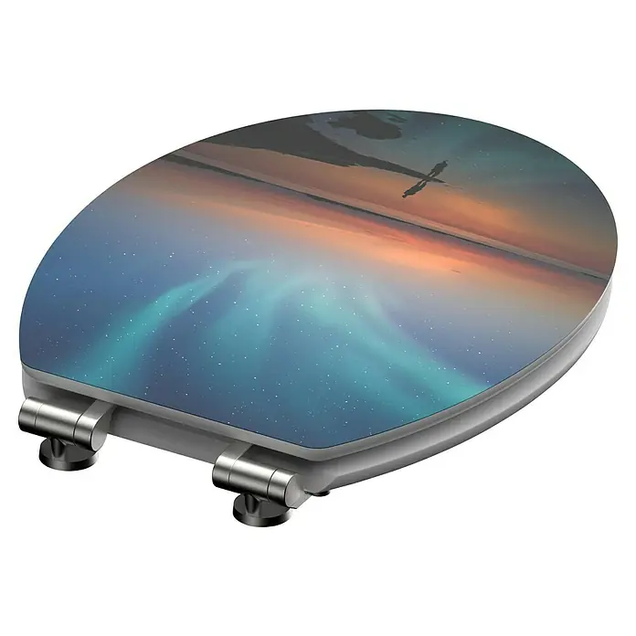 Schütte WC-Sitz Polar Lights - MDF, Blau/Orange, Mit Absenkautomatik - Ein Toilettensitz mit einem atemberaubenden Himmelsbild, das Sterne und Nordlichter zeigt, ideal für jedes Badezimmer.