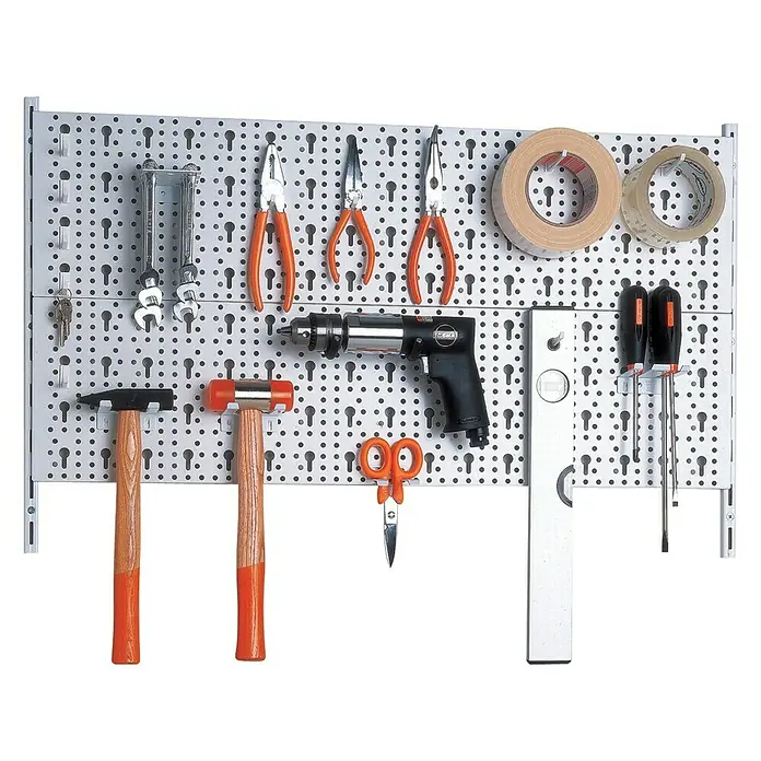 Element System Classic Lochwand-Set Organizer 1 - 2 x Stahllochplatten 80 x 20 cm, 2 x Wandschienen 50 cm, 18 verschiedene Werkzeughalter, Montagematerial, 28 -tlg. - Werkzeugwand mit einer Vielzahl von Werkzeugen, darunter Schraubenschlüssel, Zangen, Hämmer, eine Bohrmaschine und Klebeband. Ideal für die Werkstattordnung.