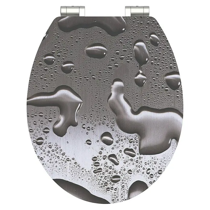 Schütte WC-Sitz Grey Steel - MDF, Grau, Mit Absenkautomatik - Nahaufnahme eines runden, silbernen Toilettensitzes, der mit Wassertropfen bedeckt ist. Das Metall reflektiert das Licht und betont die Form.