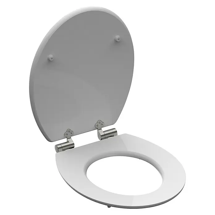Schütte WC-Sitz Balance - MDF, Weiß/Beige, Mit Absenkautomatik - Weißer Toilettensitz mit Edelstahlscharnieren, leicht geöffnet, vor neutralem Hintergrund für Sanitärprodukte.