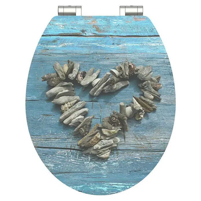 Schütte WC-Sitz Shell Heart - MDF, Blau/Braun, Mit Absenkautomatik - Dekorativer Toilettensitz mit einem Herz aus Treibholz und Muscheln auf blauem Holz, der eine maritime Atmosphäre ins Badezimmer bringt.