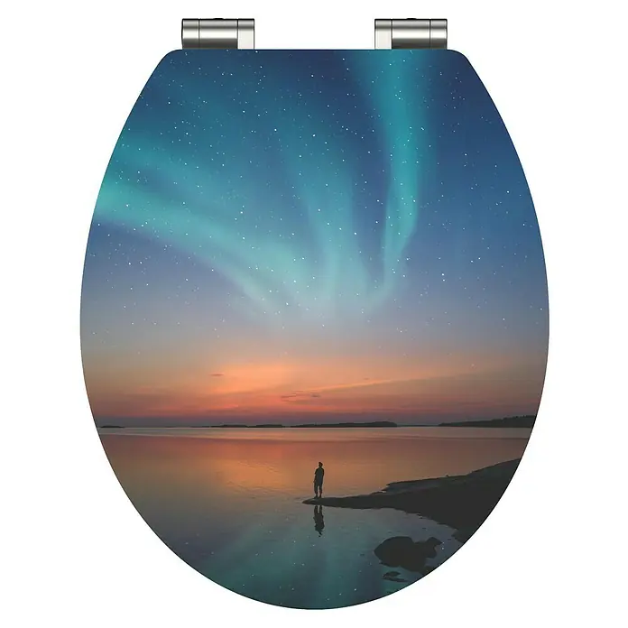 Schütte WC-Sitz Polar Lights - MDF, Blau/Orange, Mit Absenkautomatik - Toilettendeckel mit einer ruhigen Landschaft mit Nordlichtern und einer Person, die am Ufer steht und das Spiegelbild im Wasser betrachtet.