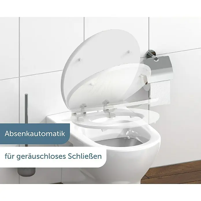 Schütte WC-Sitz Balance - MDF, Weiß/Beige, Mit Absenkautomatik - Ein weißer WC-Sitz mit Absenkautomatik für geräuschloses Schließen, dargestellt in einem Badezimmer mit weißen Fliesen.