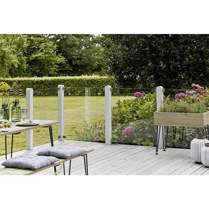 Plus Sichtschutzelement Futura Klar - 90 x 91 cm, Glas, Transparent - Ein heller Terrassenbereich mit einem Esstisch, Sitzbänken mit Kissen und einem transparenten Glasgeländer, das einen Blick auf den Garten ermöglicht.