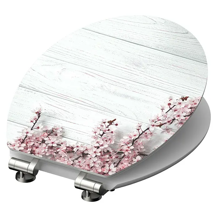 Schütte WC-Sitz Flowers and Wood - MDF, Grau/Rosa, Mit Absenkautomatik - Nahaufnahme eines Toilettensitzes mit einem hellen Holzbrettmuster und zarten rosa Blütenzweigen für eine frische Note.