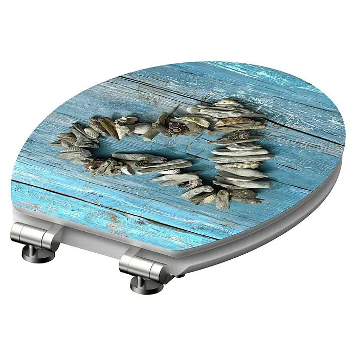 Schütte WC-Sitz Shell Heart - MDF, Blau/Braun, Mit Absenkautomatik - Ein ovaler WC-Sitz mit blauem Holz-Effekt und Stranddeko. Die Brille ist weiß und die Scharniere sind aus Edelstahl gefertigt.