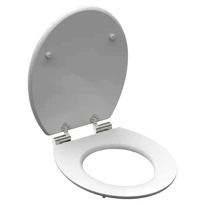 Schütte WC-Sitz Grey Steel - MDF, Grau, Mit Absenkautomatik - Weißer Toilettendeckel aus Keramik mit verchromten Scharnieren und Befestigungselementen. Er ist hochgeklappt und bereit zur Benutzung.