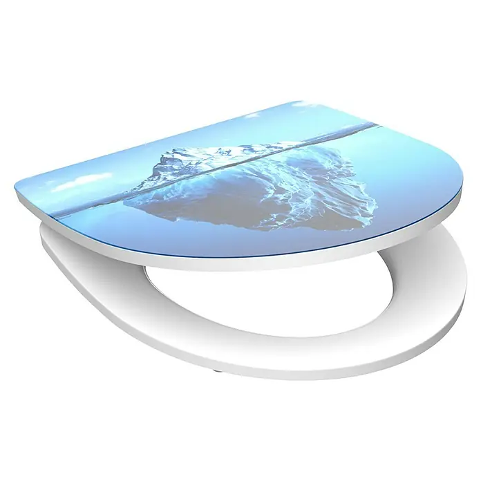 Schütte WC-Sitz Iceberg - Duroplast, Blau, Mit Absenkautomatik - Toilettensitz mit Eisbergmotiv. Der Sitz ist weiß und hat ein Bild von einem Eisberg auf dem Deckel, der im Wasser schwimmt.